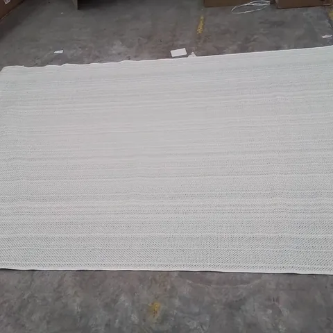 QUALITY DESIGNER AREA RUG // APPROX SIZE: 190 X 290 cm