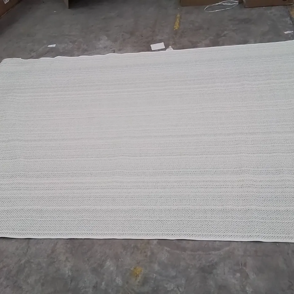 QUALITY DESIGNER AREA RUG // APPROX SIZE: 190 X 290 cm