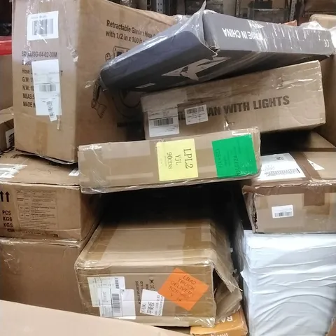 PALLET OF ASSORTED HOUSEHOLD GOODS AND PRODUCTS TO INCLUDE; CEILING FAN WITH LIGHTS, RETRACTABLE GARDEN HOSE, BOXED FURNITURE ETC