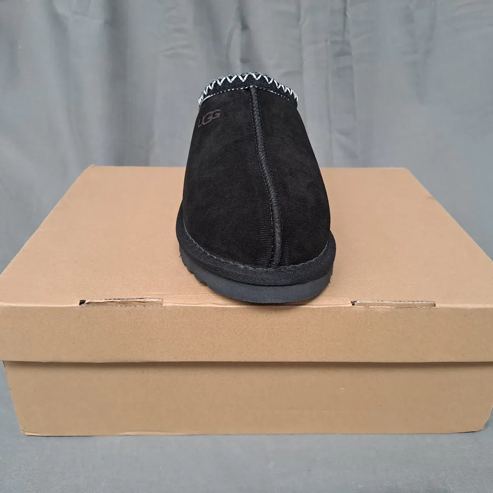 BOXED PAIR OF UGG SHOES IN BLACK UK SIZE 5