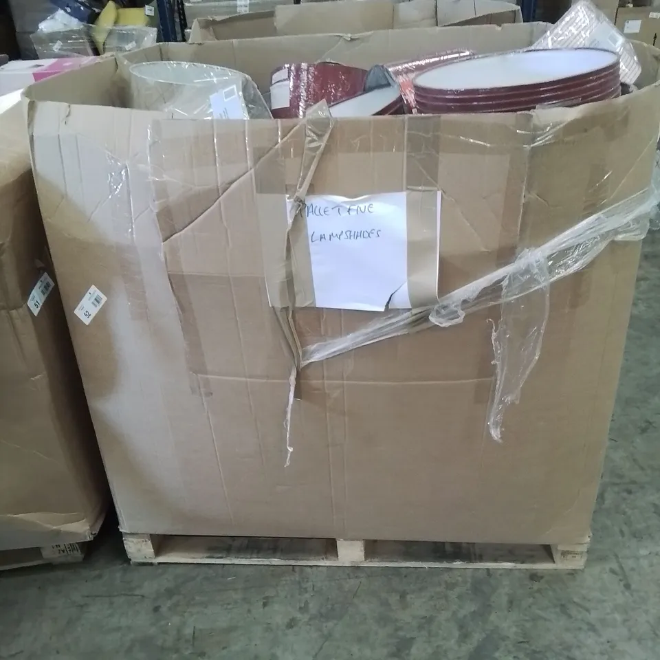 PALLET CONTAINING VARIOUS HOME LIGHT FITTINGS AND LAMP SHADES 
