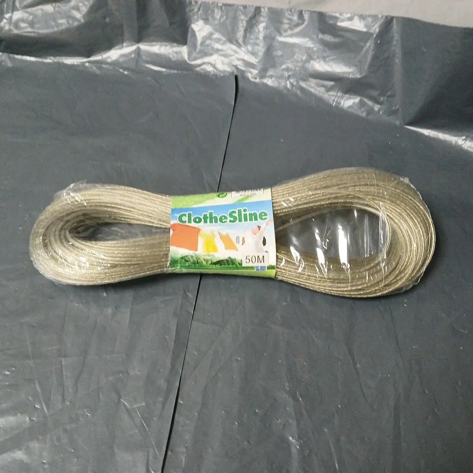 BOX OF APPROXIMATELY 20 ASSORTED HOUSEHOLD ITEMS INCLUDING SNUG AS BUG BIG WOOL , WALL CLOCK  AND CLOTHES LINE 