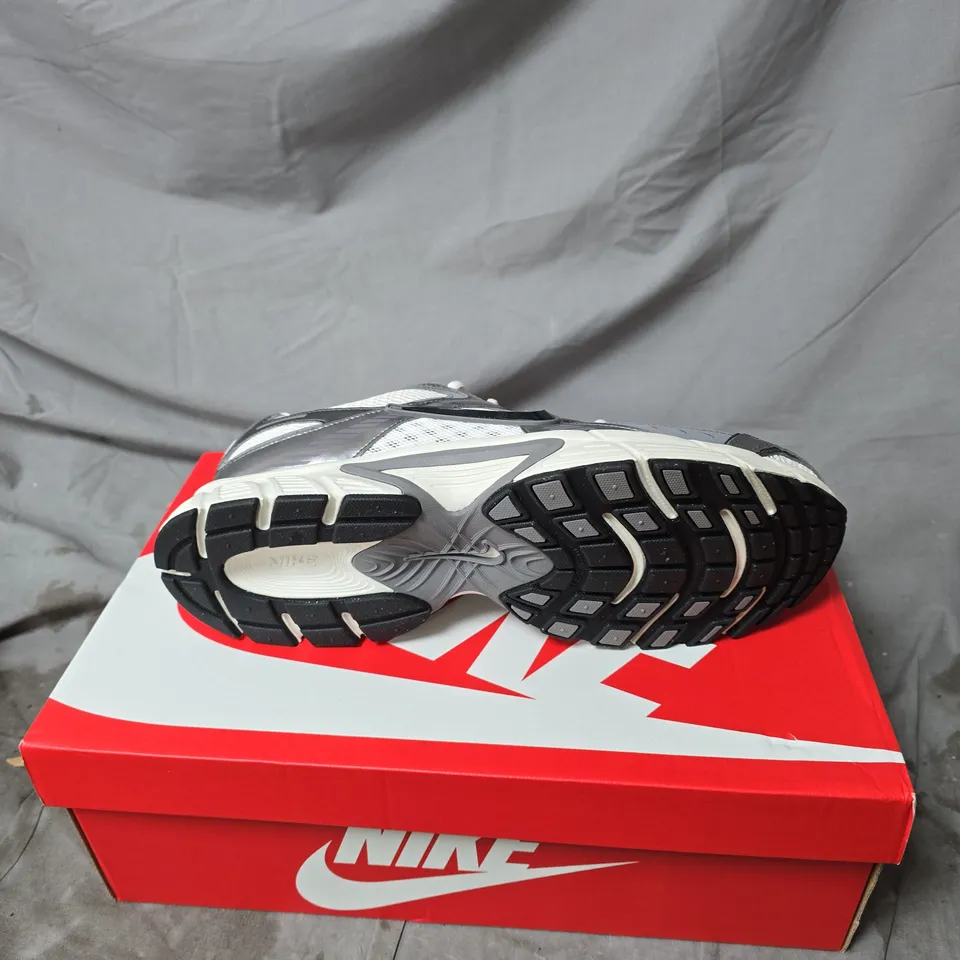 NIKE SNEAKERS – GREY/WHITE MESH WITH OVERLAYS, ON RED NIKE BOX SIZE 13