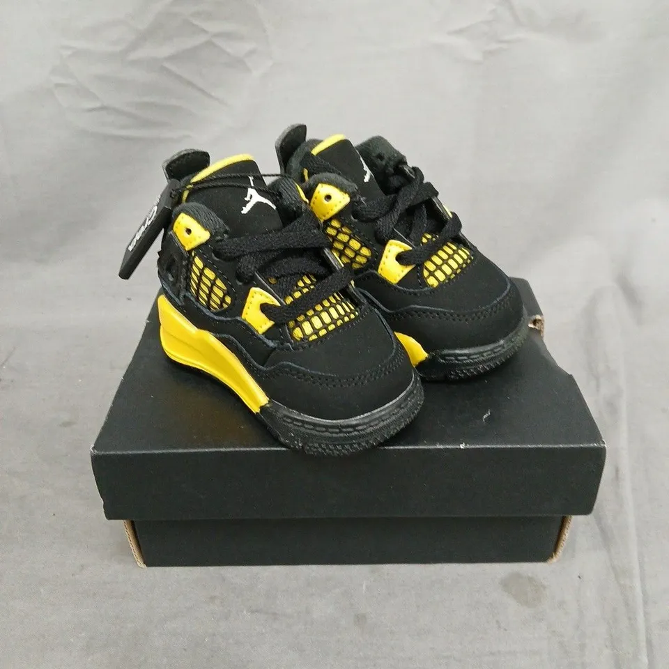 BOXED PAIR OF TODDLERS NIKE JORDAN 4 RETRO THUNDER TRAINERS - 2C