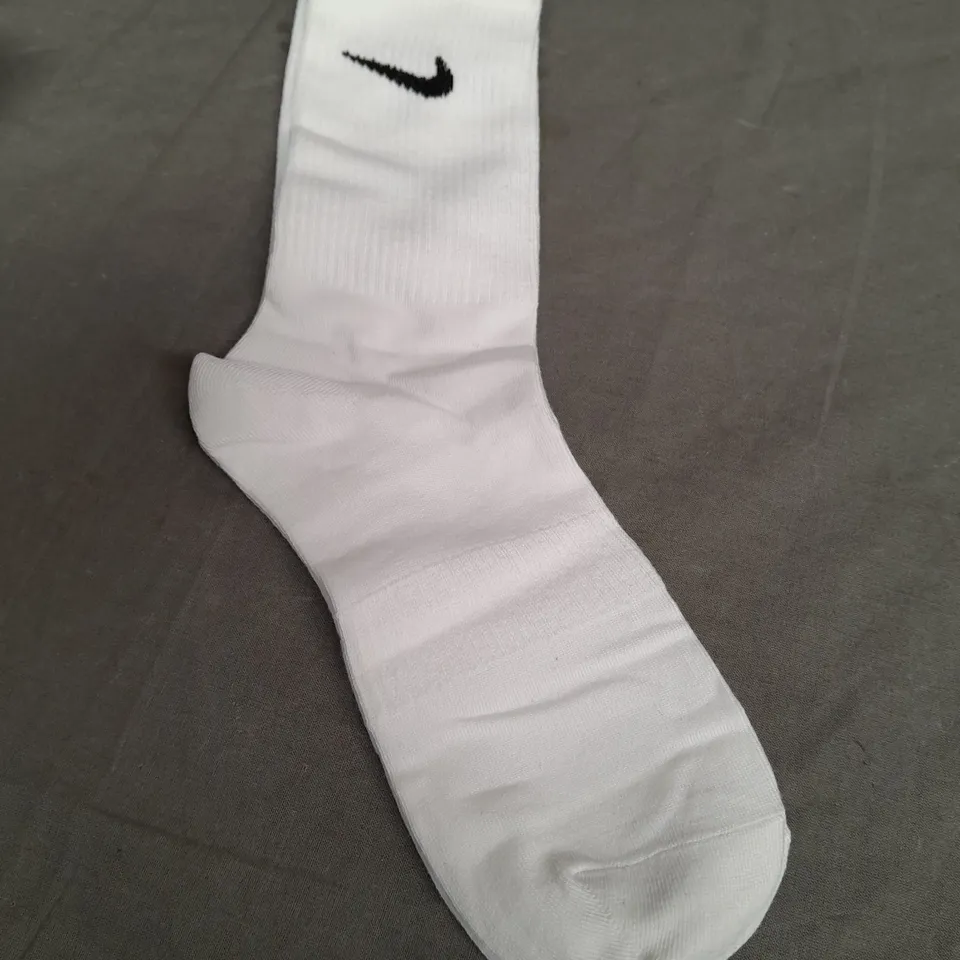 BOXED NIKE JUST DO IT WHITE SOCKS - SIZE UNSPECIFIED 