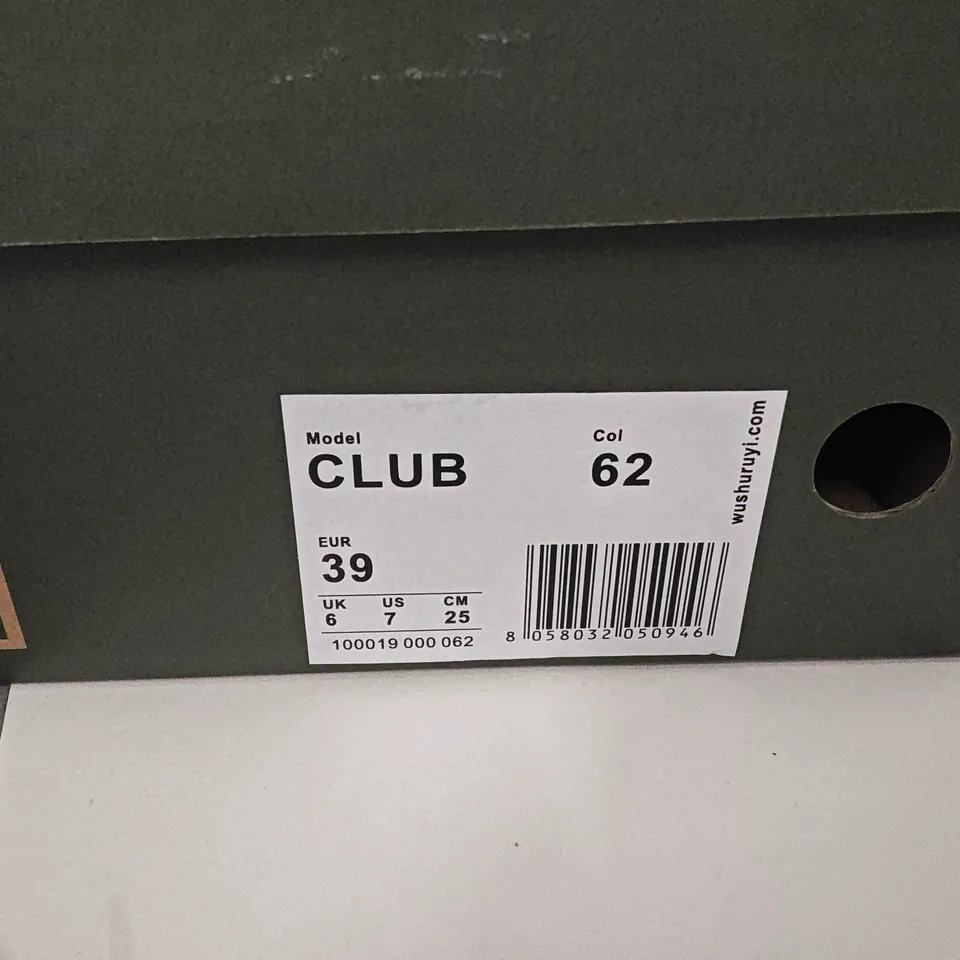 BOXED PAIR OF WUSHU RUYI CLUB TRAINERS - UK 6