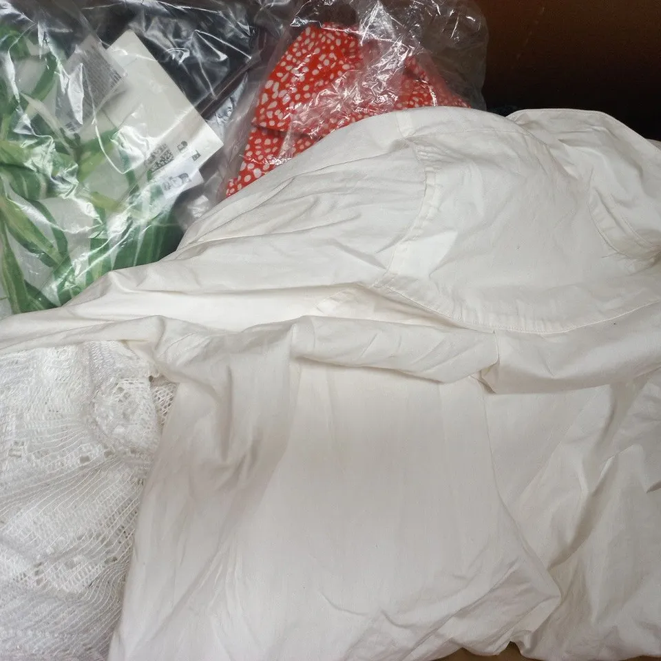 APPROXIMATELY 20 ASSORTED CLOTHING AND FASHION PRODUCTS IN VARIOUS STYLES AND SIZES - COLLECTION ONLY