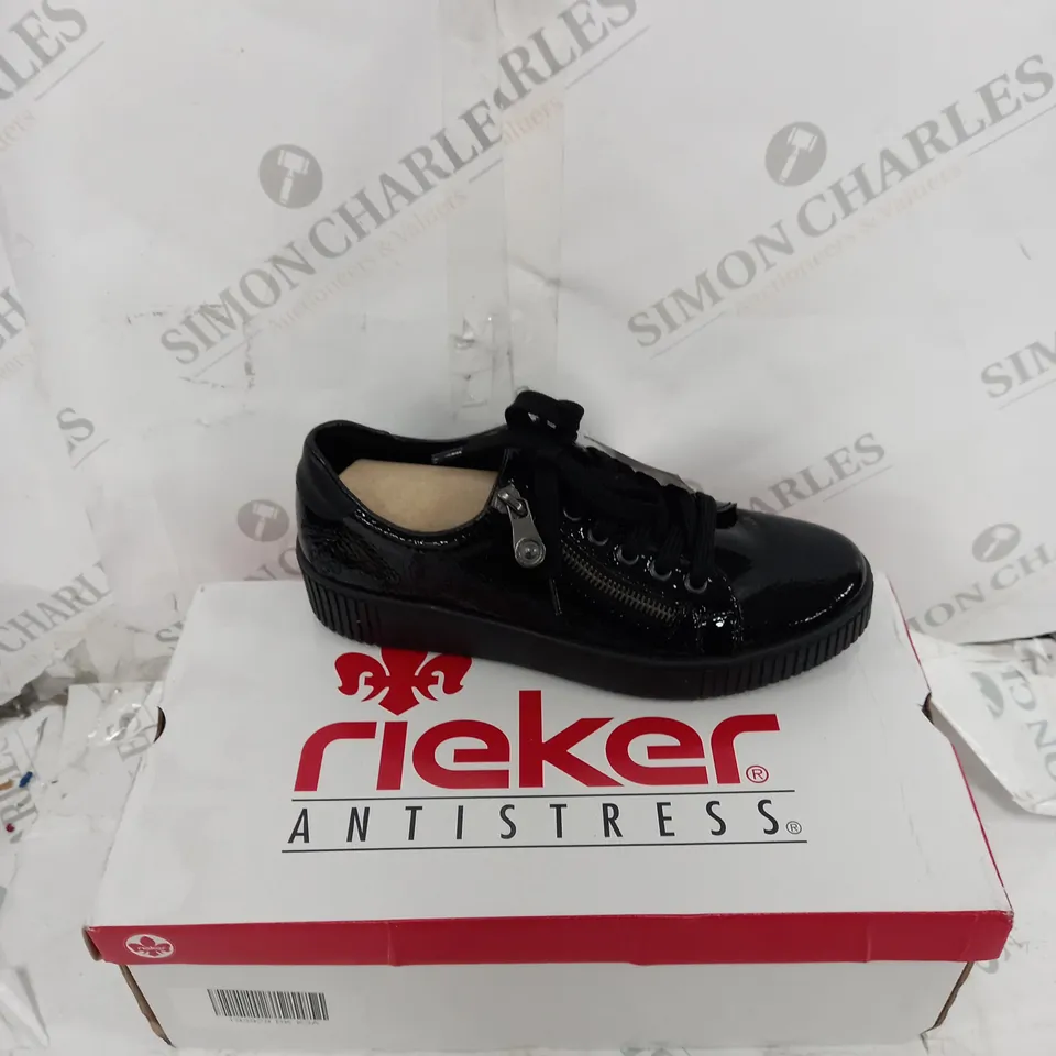 BOXED PAIR OF RIEKER TRAINERS WITH ZIP IN BLACK UK SIZE 3.5