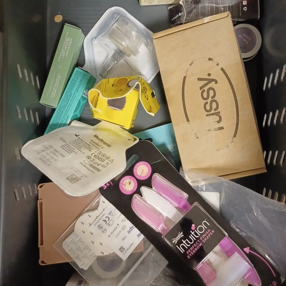 BOX OF APPROXIMATELY 25 ASSORTED HEALTH & BEAUTY PRODUCTS TO INCLUDE PAUL MITCHEL FOREVER BLONDE SHAMPOO, FEMFRESH DAILY WASH, AVEENO BABY CREAM ETC 