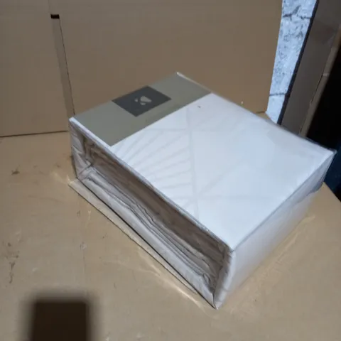 KELLY HOPPENS FINEST BED LINEN -1 DUVET COVER, 1 FITTED SHEET, 4 OXFORD PILLOWCASES