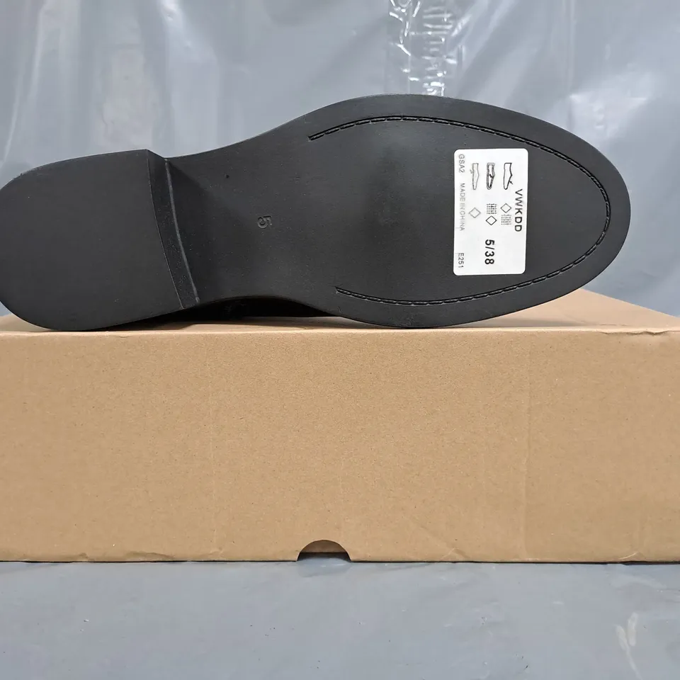 BOXED PAIR OF V BY VERY SIDE-ZIP LOW BLOCK HEEL ANKLE BOOTS IN BLACK SIZE 5