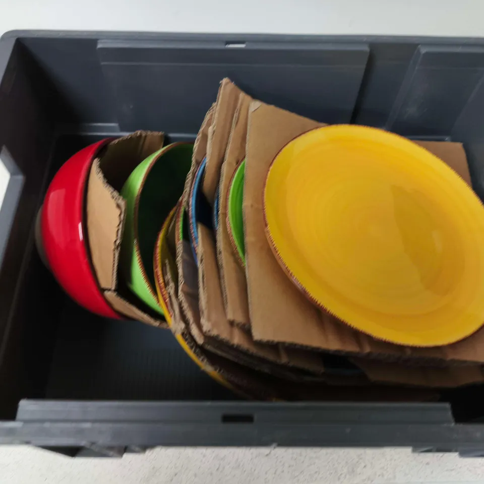 APPROX 10 ASSORTED PLATES AND DISHES