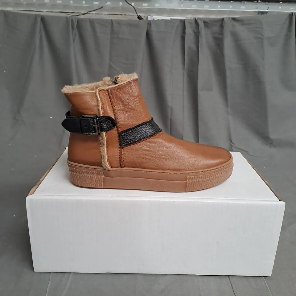 BOXED PAIR OF ADESSO HEATHER LEATHER TRAINERS IN BROWN/BLACK SIZE 3