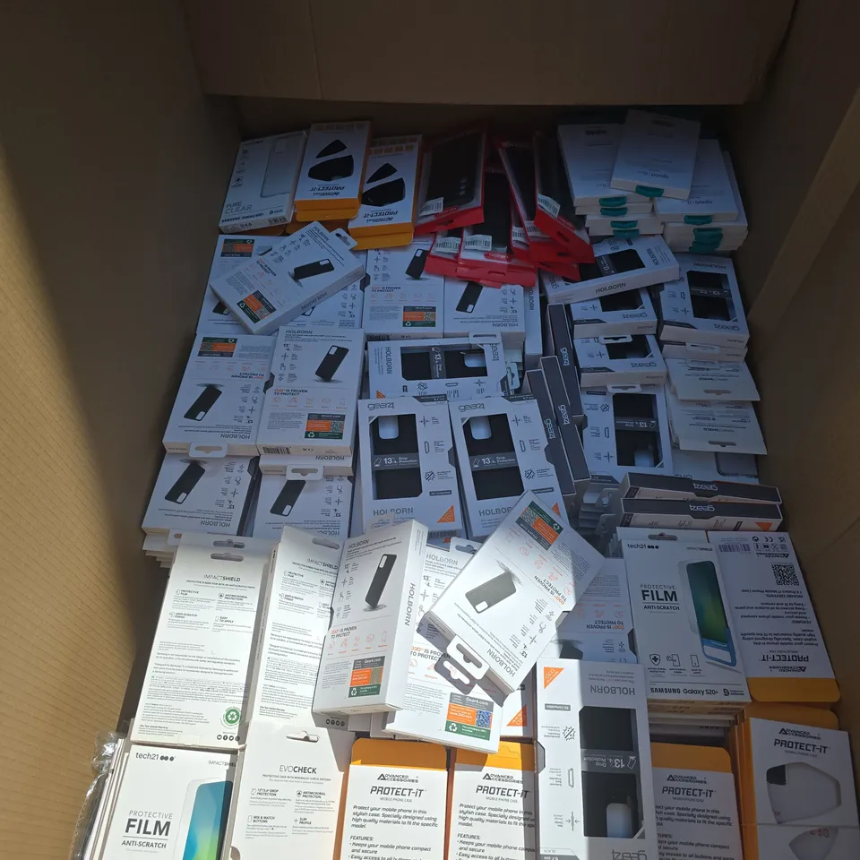 PALLET CONTAINING A LARGE QUANTITY OF ASSORTED PHONE CASES