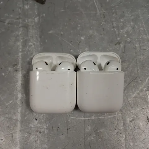 LOT OF 2 PAIRS OF APPLE AIRPODS IN WHITE