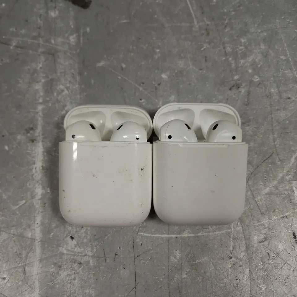 LOT OF 2 PAIRS OF APPLE AIRPODS IN WHITE