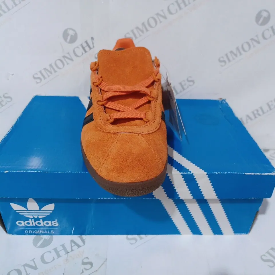 BOXED PAIR OF ADIDAS TRIMM STAR SHOE SIN ORANGE/BLACK UK SIZE 7