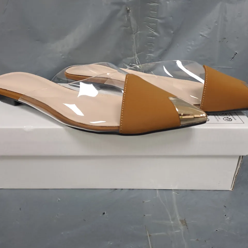 BOXED PAIR OF UNBRANDED POINTED TOE OPEN BACK SHOES IN TAN/CLEAR/METALLIC GOLD SIZE EU 44