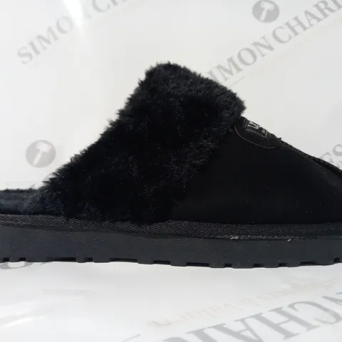 BOXED PAIR OF UGG SLIPPERS IN BLACK SIZE 4