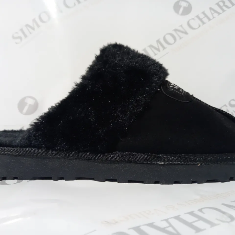 BOXED PAIR OF UGG SLIPPERS IN BLACK SIZE 4