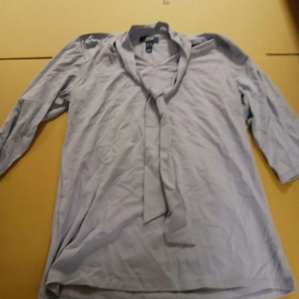 APPROXIMATELY 20 CLOTHING ITEMS TO INCLUDE DRESSES AND TOPS