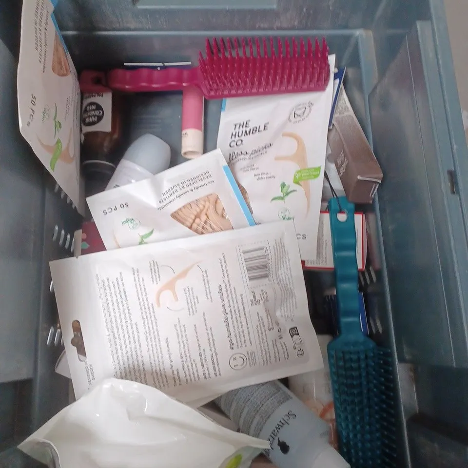 APPROXIMATELY 20 HEALTH AND BEAUTY PRODUCTS TO INCLUDE SANEX SHOWER GEL, OILATUM CREAM AND GIVE ME BLONDE SHOT SHAMPOO