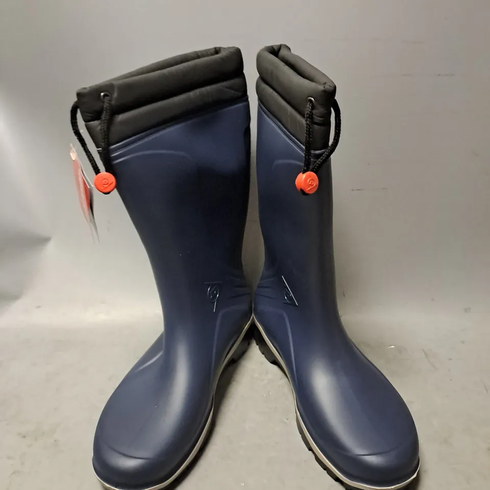 PAIR OF DUNLOP BLIZZARD FUR LINING BOOTS IN BLUE/BLACK SIZE 10