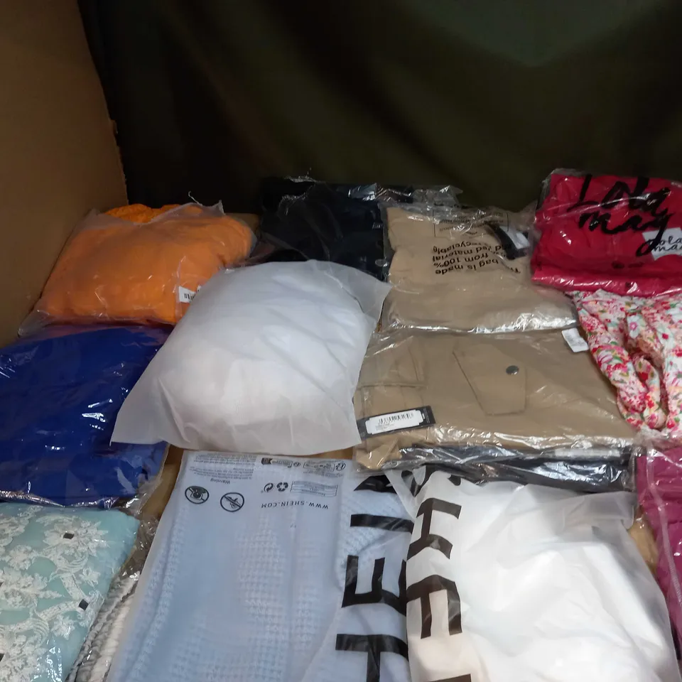 BOX OF APPROX 35 ASSORTED CLOTHING ITEMS TO INCLUDE - DRESSES, T-SHIRTS AND TROUSERS