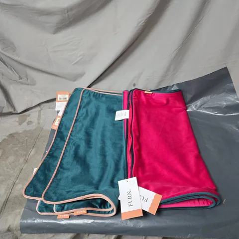 FOUR FERN MERIDIAN 45 X 45 PILLOW CASES WITH TAGS: 2 X RASPBERRY/TEAL + 2 X TEAL/BLUSH