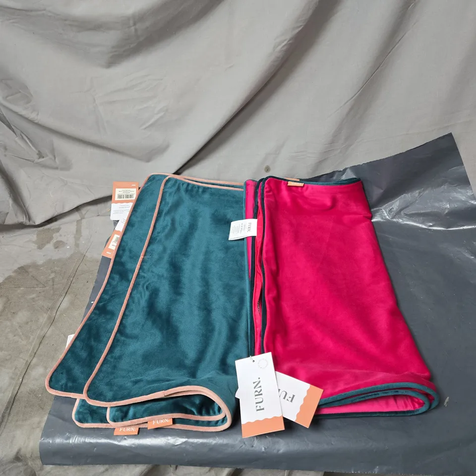 FOUR FERN MERIDIAN 45 X 45 PILLOW CASES WITH TAGS: 2 X RASPBERRY/TEAL + 2 X TEAL/BLUSH