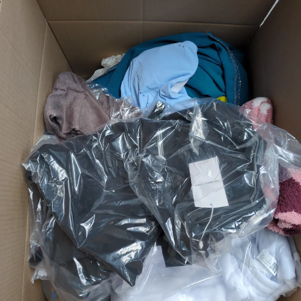BOX OF APPROXIMATELY 18 ASSORTED CLOTHING ITEMS TO INCLUDE: NEW LOOK COAT AND MNG POLO SHIRT 