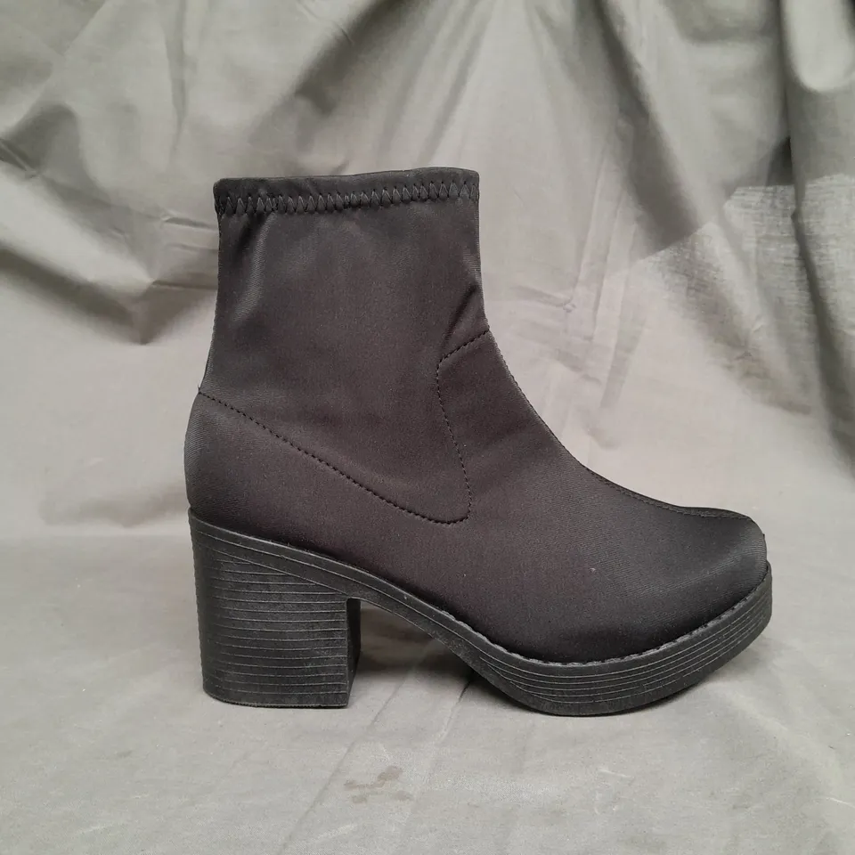 BOX OF APPROX 15 ASSORTED UNBRANDED BLACK HEEL SLIP ON BOOTS - SIZE 7