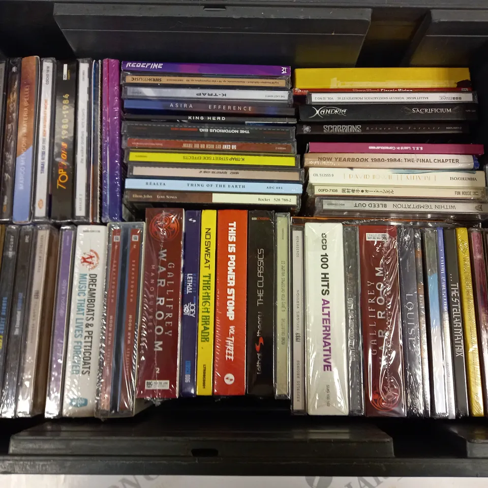 APPROXIMATELY 50 ASSORTED CD'S FROM VARIOUS ARTISTS TO INCLUDE KISS, TAYLOR SWIFT, DAVID BOWIE ETC 