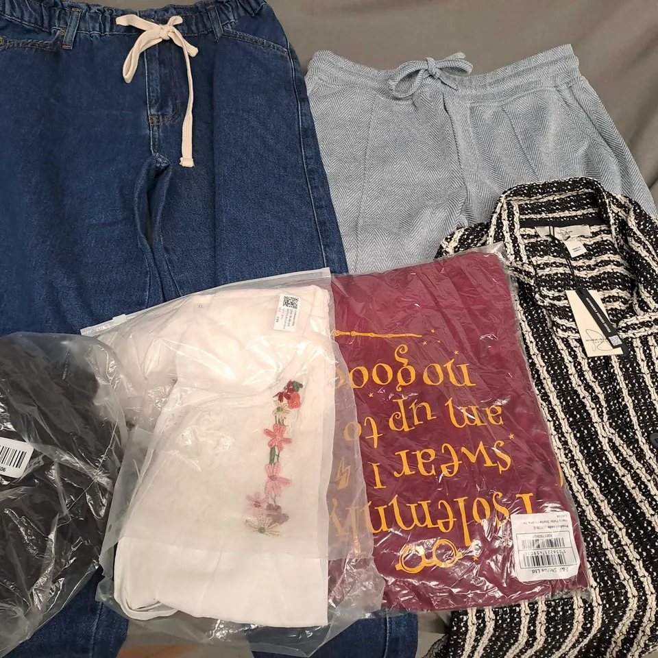 APPROXIMATELY 25 ASSORTED CLOTHING ITEMS IN VARIOUS SIZES TO INCLUDE TOPS, CARDIGANS, SHORTS, ETC