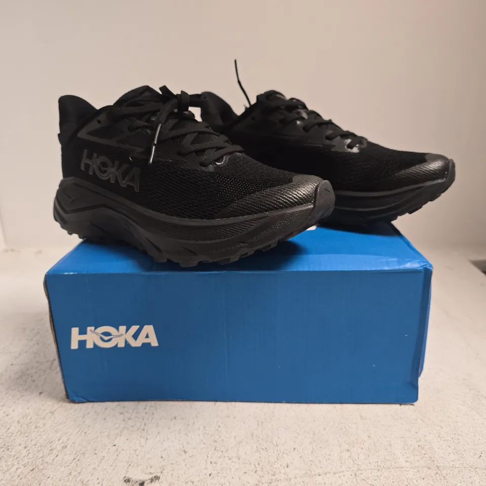BOXED PAIR OF HOKA CHALLENGER 8 TRAINERS IN BLACK SIZE UK 6