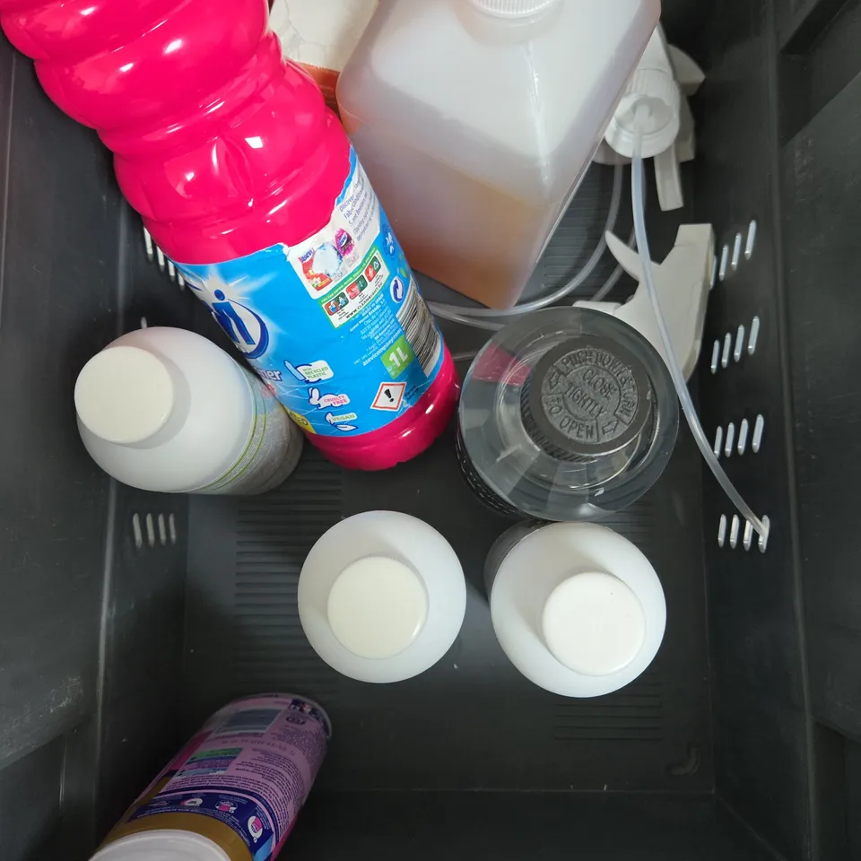 APPROXIMATELY 15 HOUSEHOLD ITEMS TO INCLUDE FLOOR LEANER, STAIN REMOVER, FRAGRANCE OIL ETC - COLLECTION ONLY 