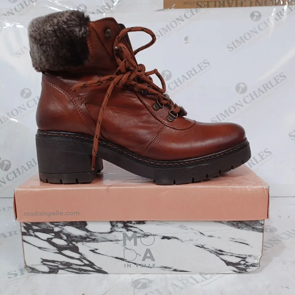 BOXED PAIR OF MODA IN PELLE CHALOTT HIKING BOOTS IN TAN SIZE 9