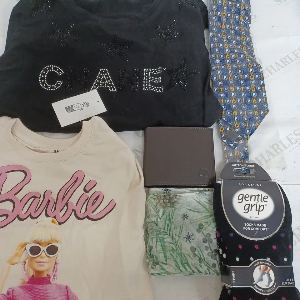 BOX OF APPROXIMATELY 25 ASSORTED CLOTHING ITEMS TO INCUDE - SOCKS , WALLET , T-SHIRT ETC