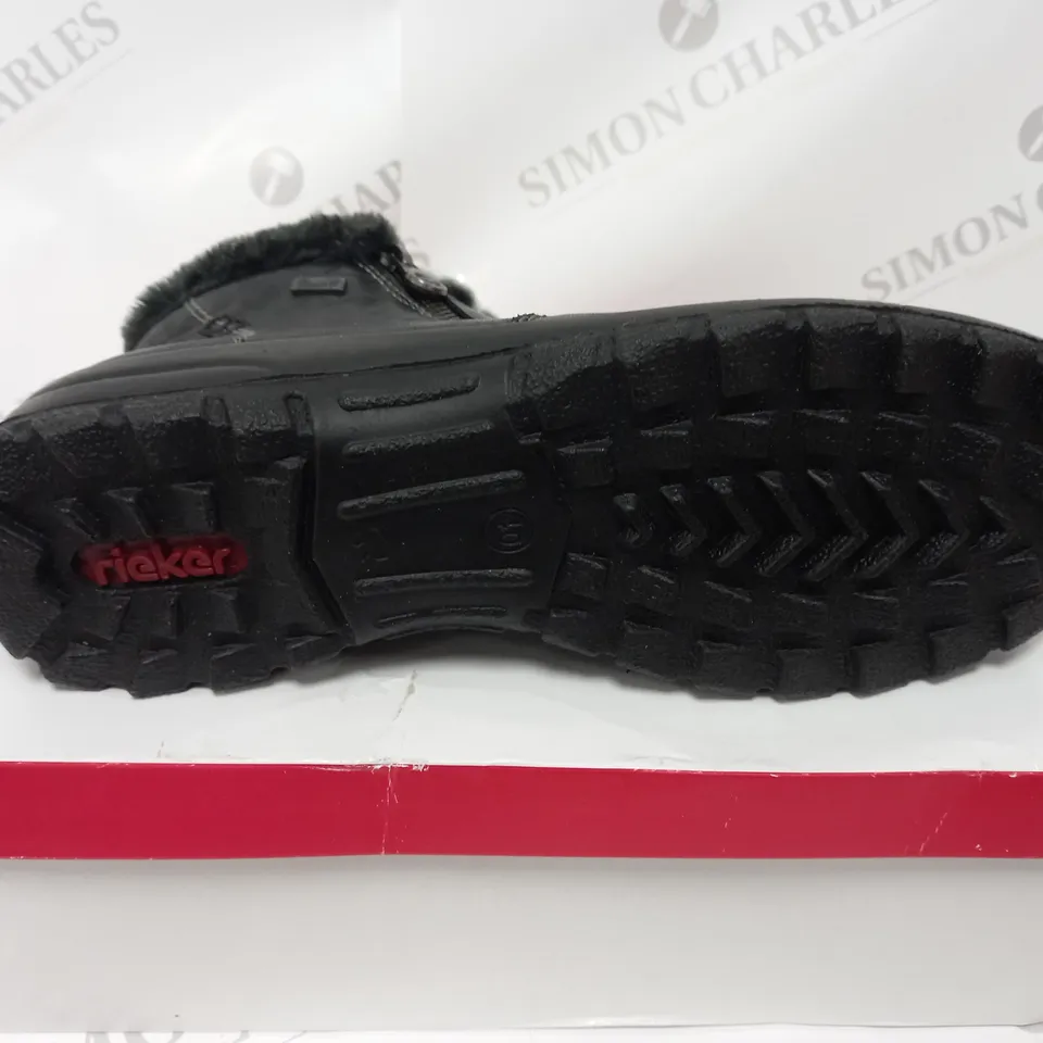 BOXED PAIR OF RIEKER ANKLE BOOTS WITH FUR CUFF, BLACK - SIZE 6.5