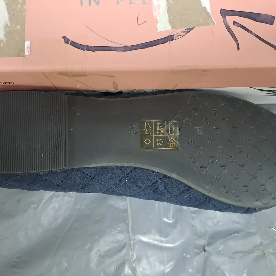 BOXED PAIR OF MODA IN PELLE SLIP-ON QUILTED BALLERINA SHOES IN NAVY SIZE EU 38