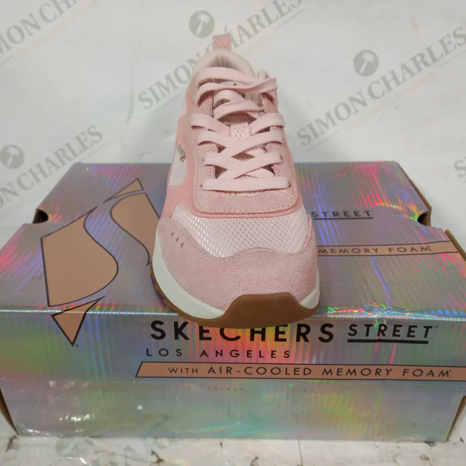 BOXED PAIR OF SKECHERS TRAINERS IN PINK UK SIZE 4