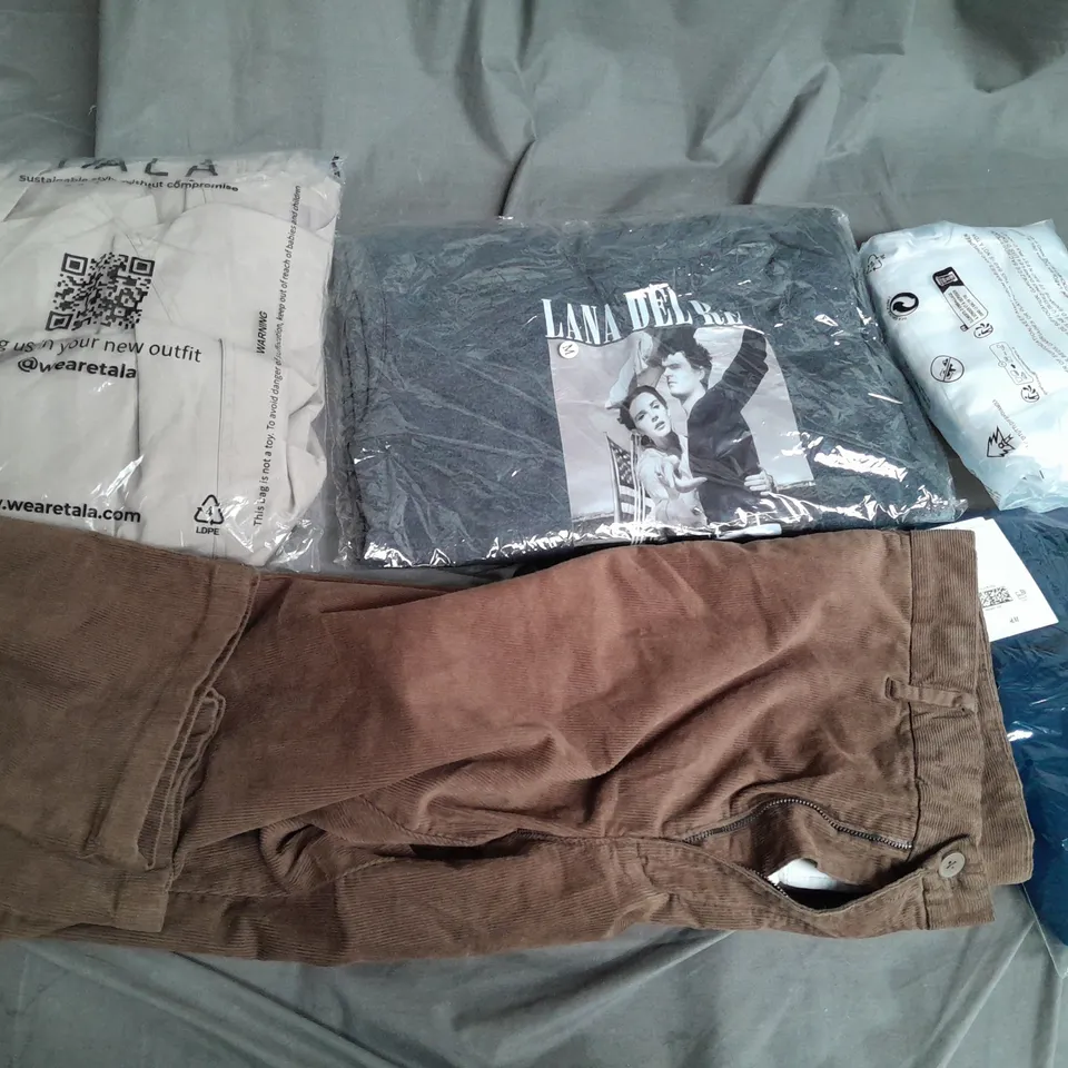 BOX OF APPROXIMATELY 25 ASSORTED CLOTHING ITEMS TO INCLUDE PANTS, TOPS, SWEATERS, ETC 