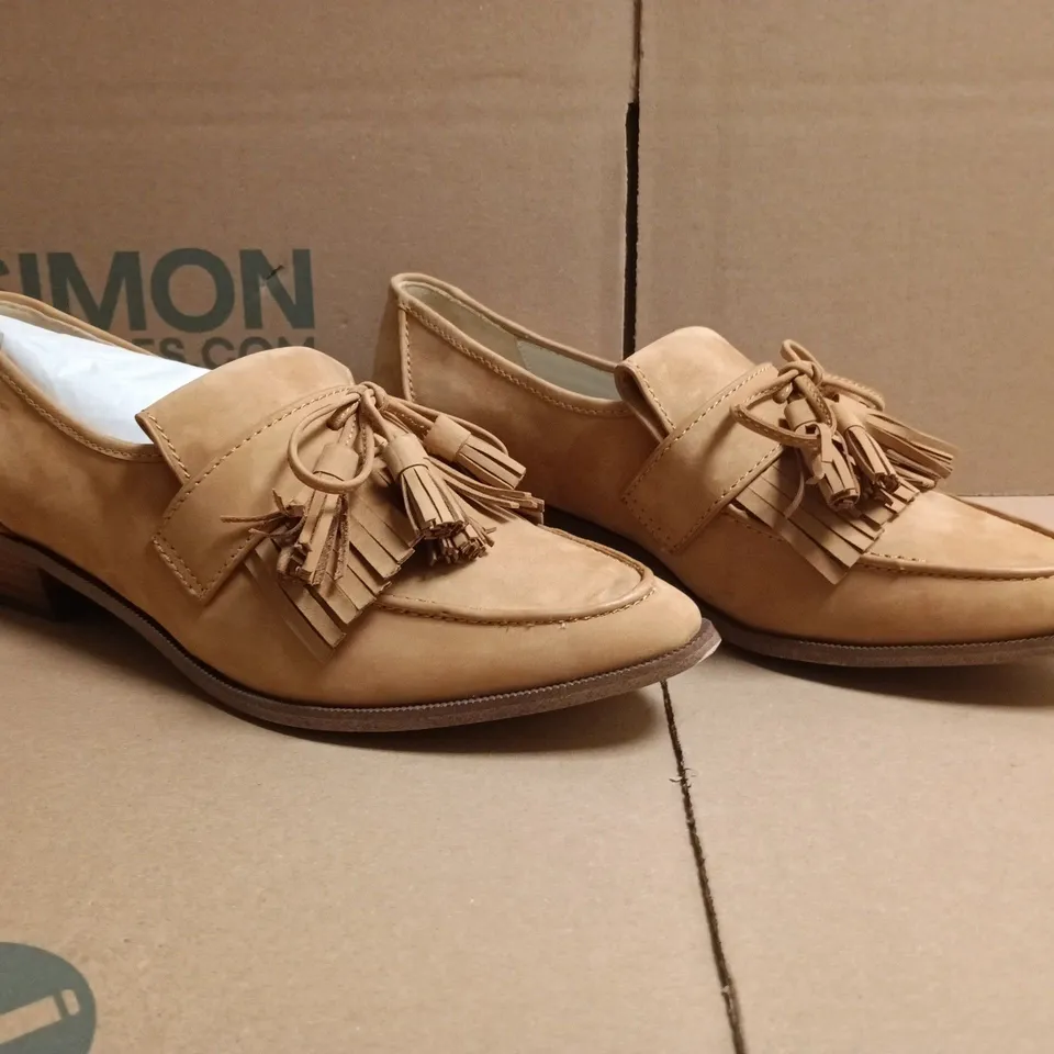 BOXED PAIR OF KAREN MILLEN LOAFERS IN TAN SIZE EU 41