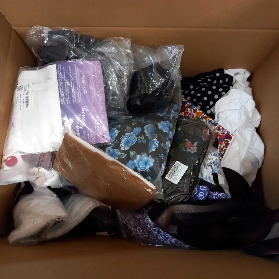 LARGE QUANTITY OF CLOTHING ITEMS TO INCLUDE DRESSES, SWEATERS, JEANS, T-SHIRTS, ETC
