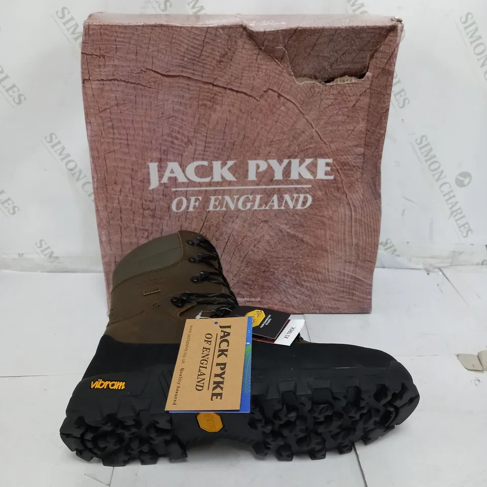 BOXED PAIR OF JACK PYKE VIBRAM HUNTERS BOOTS SIZE UK 11