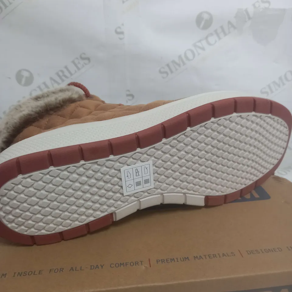 BOXED PAIR OF SKECHERS BOBS SKIPPER WAVE DIAMOND QUILTS BOOTS IN CHESTNUT UK SIZE 6