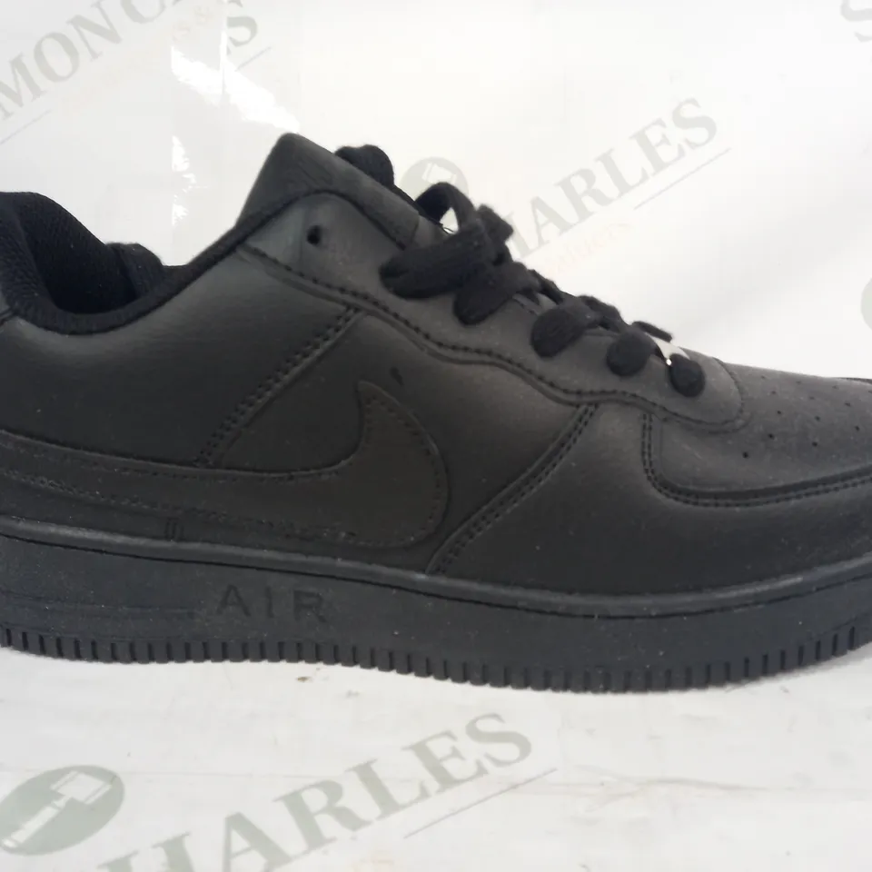 PAIR OF NIKE AIR FORCE 1 SHOES IN BLACK UK SIZE 6