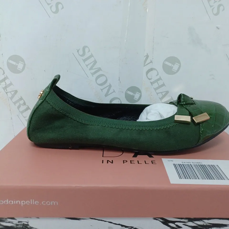 BOXED PAIR OF MODA IN PELLE FELLICITY BALLET SHOES IN GREEN SIZE 3 