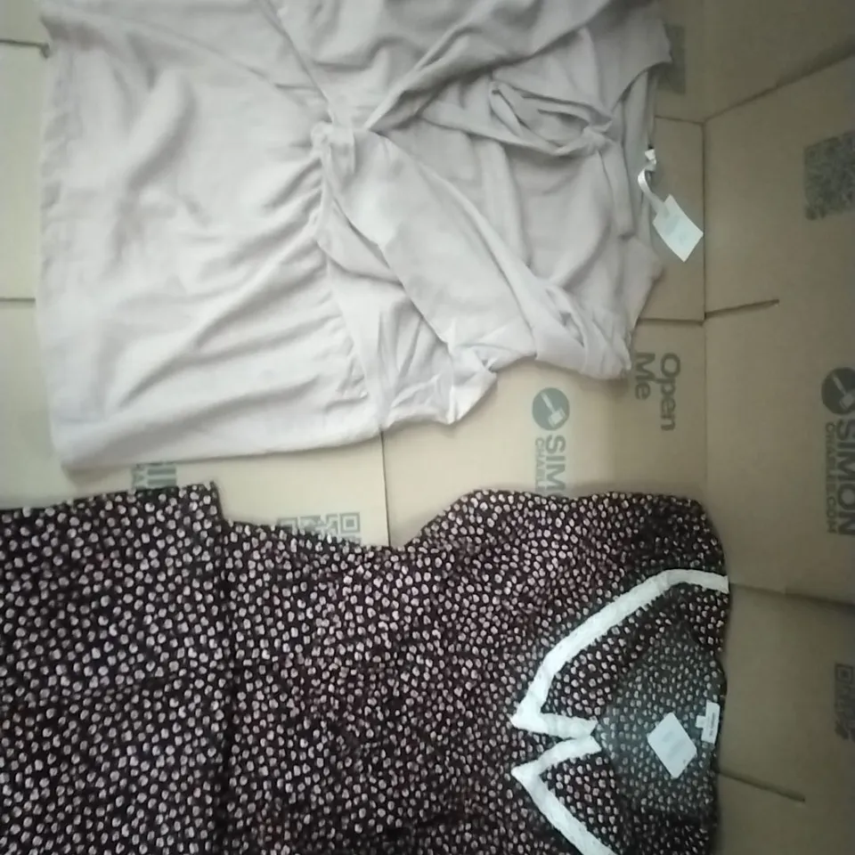 PALLET OF BRAND NEW WOMENS QUALITY DESIGNER CLOTHES APPROXIMATELY 115 TO INCLUDE; JEANS, PANTS, TOPS ETC