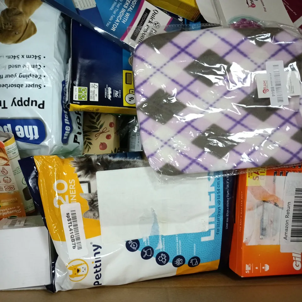 APPROXIMATELY 20 ASSORTED HOUSEHOLD PRODUCTS TO INCLUDE HOT WATER BOTTLE, GILLETTE RAZORS, PUPPY TRAINING PADS, ETC - COLLECTION ONLY